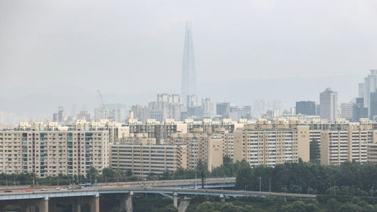 서울 용산구 유엔빌리지 인근에서 바라본 압구정동 현대아파트의 모습. <연합뉴스>